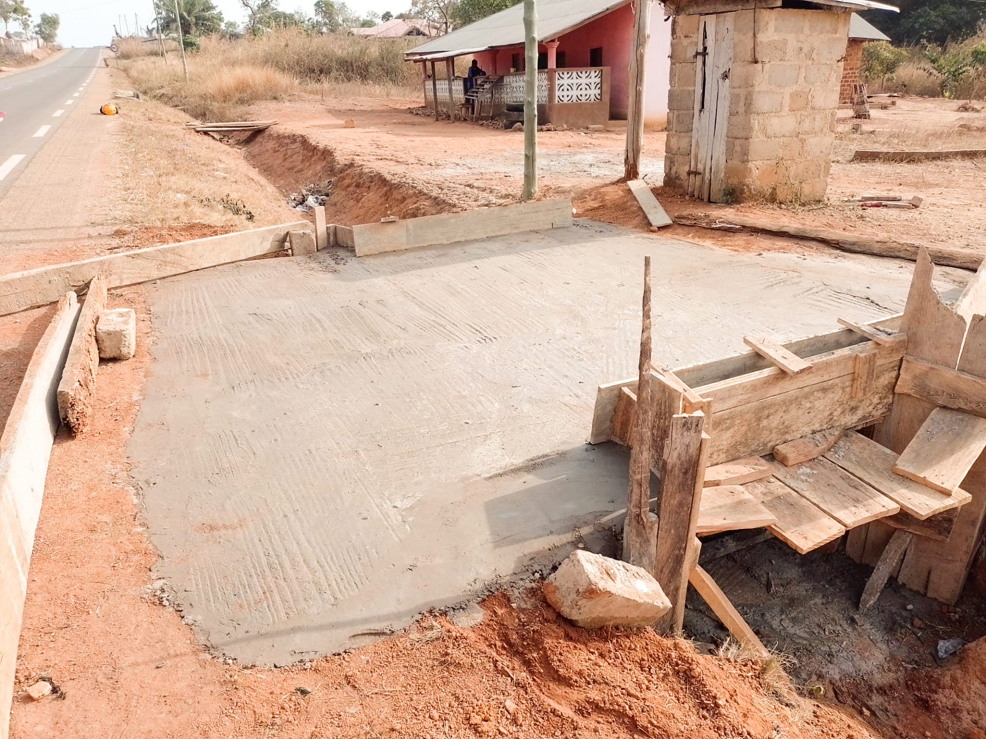 Togo - Centre Jeunes de Kougnohou - Construction d'un accès, de la route à l'entrée du Centre - 2022 Togo - Centre Jeunes de Kougnohou - Construction d'un accès, de la route à l'entrée du Centre - 2022